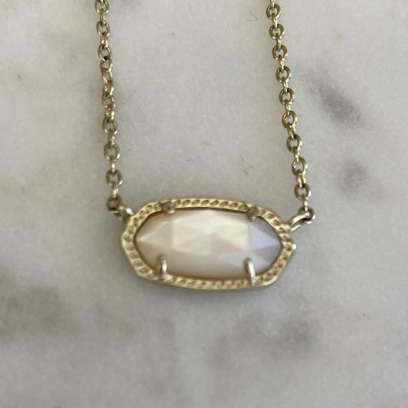 Kendra Scott Elisa necklace. Ivory pearl stone set in gold hardware - Picture 2 of 2